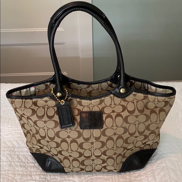 Coach Bag With the Signature Canvas - Picture 1 of 6